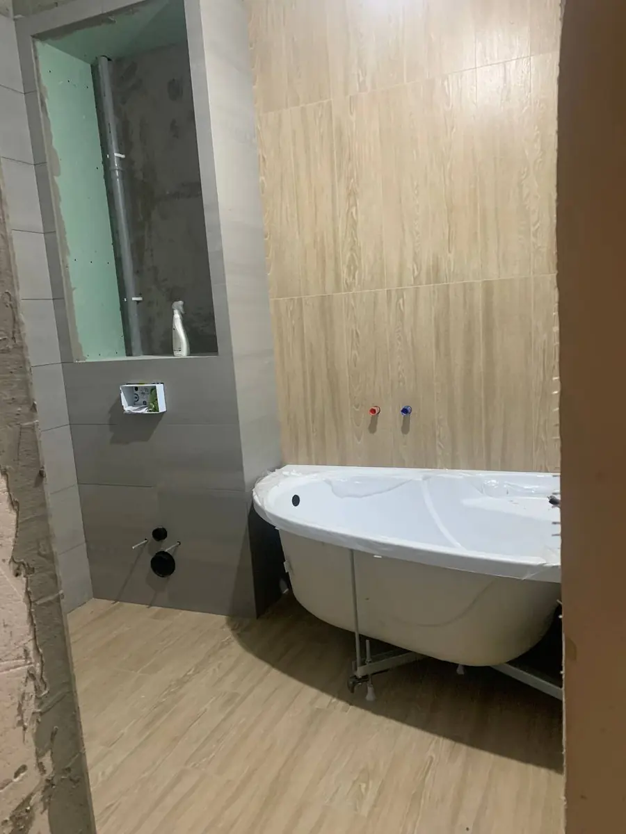 Ванная в древесной фактуре